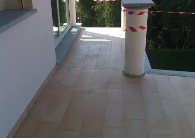 Particolare di un balcone ristrutturato con piccole colonne e senza ringhiera